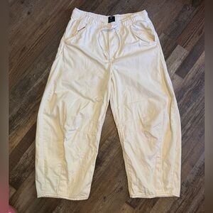 Gap Cream pull on Barrel jeans - size Medium